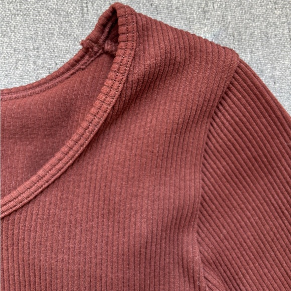 PrettyLittleThing Ribbed Long sleeve crop - Picture 3 of 5